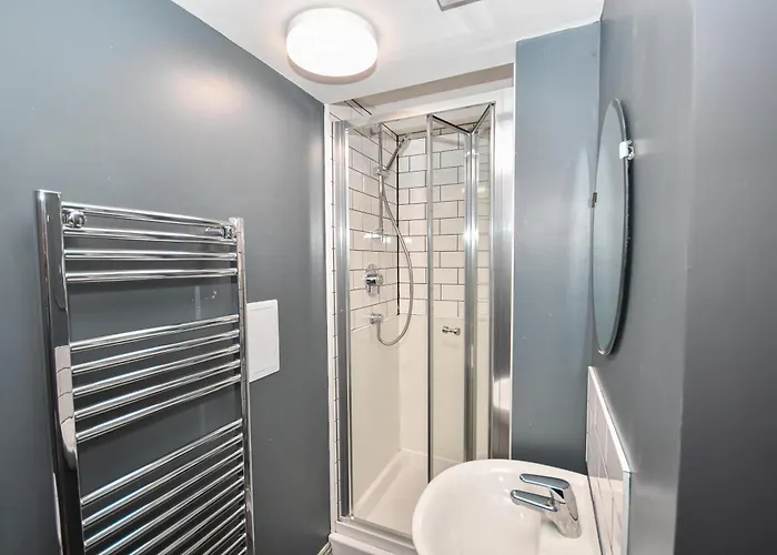 Апартаменти Convenient Budget 3bed Shared Kitchen Лідс